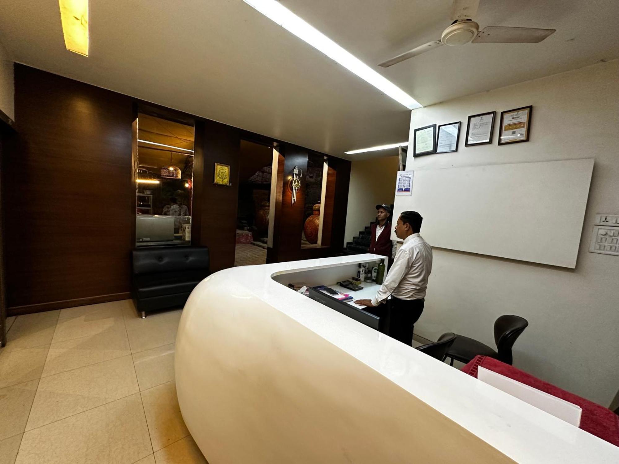 The Saffron Suites Sasupāda Exteriér fotografie
