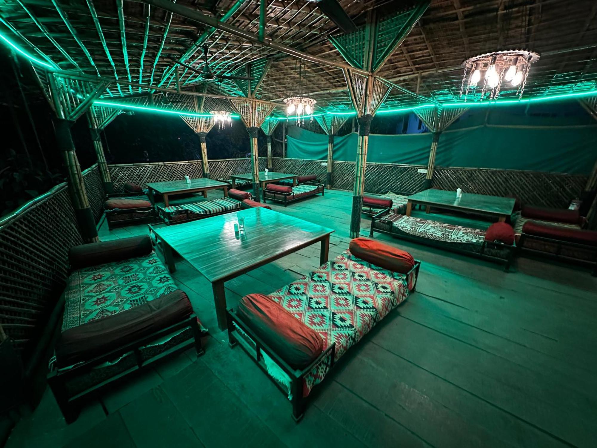 The Saffron Suites Sasupāda Exteriér fotografie